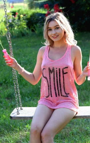 Блондинка Лика на качелях