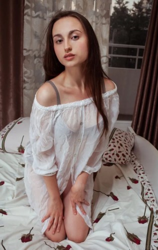 Милая брюнетка Dany