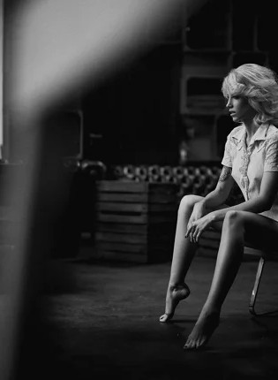 Изящная блондинка Свеня