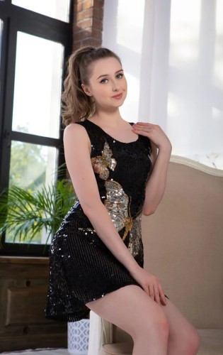 Симпатичная брюнетка Ginger Jul