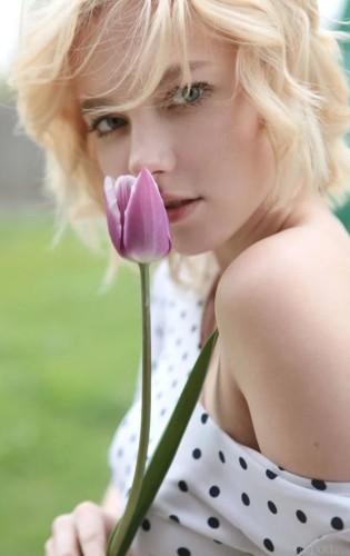 Симпатичная блондинка Леся