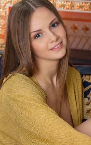 Милая красавица Леаниса