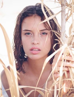 Глория на диком пляже