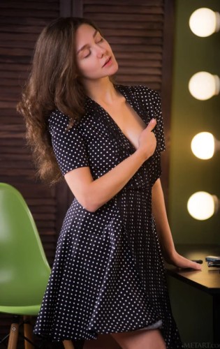 Улыбчивая красавица Тина Риз