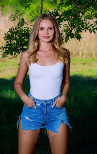 Cтройная Габи на природе