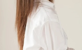 Элиза в белой рубашке