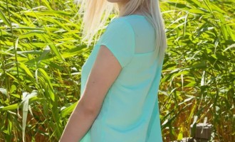 Милая блондинка Кейти в лесу