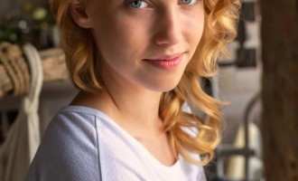Задумчивая Lana Blue