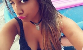 Привабливі дівчата бікіні на відпочинку