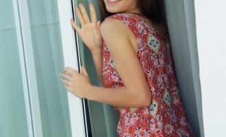 Мініатюрна Angely Grace у кріслі