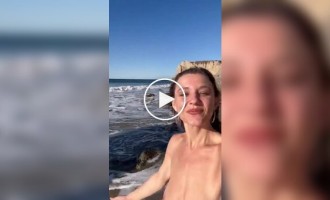 Приїхала на море