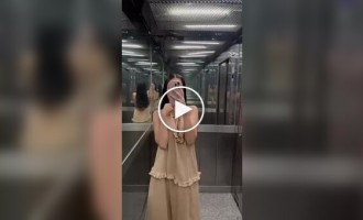 В лифте