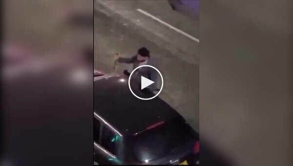 В Лондоне мужчина с ножом попытался разбить окно бара