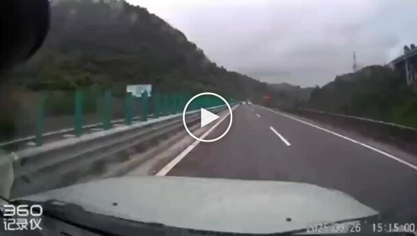 Собрал паровозик из стоящих машин