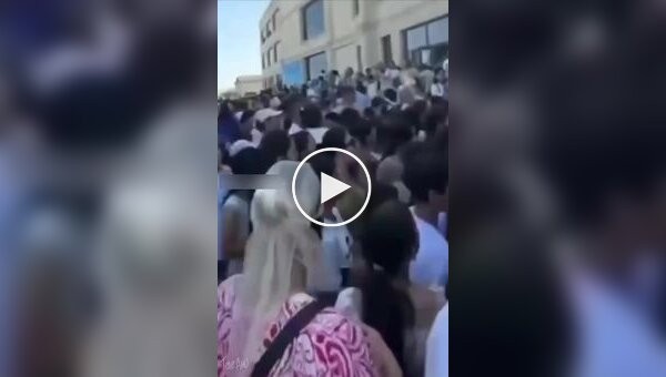 В Казахстане бесплатная раздача мороженого закончилась хаосом и давкой
