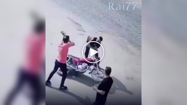 Грабителю пришлось отбиваться от пешехода