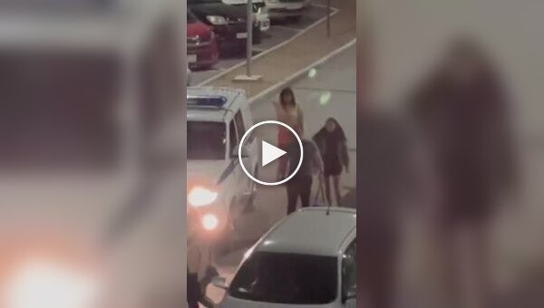 I'll call another police: Attacked the girls in front of the Russian police