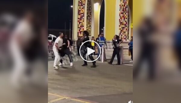 В Техасе полицейский подрался на улице и пожал руку нападавшим