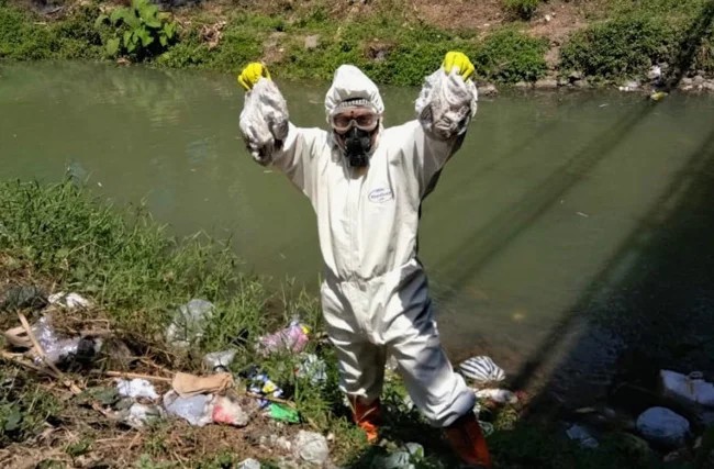 A stupid myth for which Indonesians are destroying a river with diapers (5 photos)