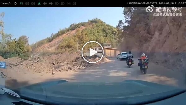 У Китаї жінка на мотоциклі переплутала клавіші та полетіла в яр.