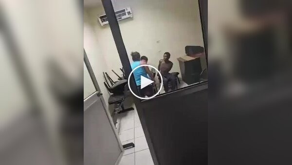В Колумбии мать избила сына прямо в полицейском участке