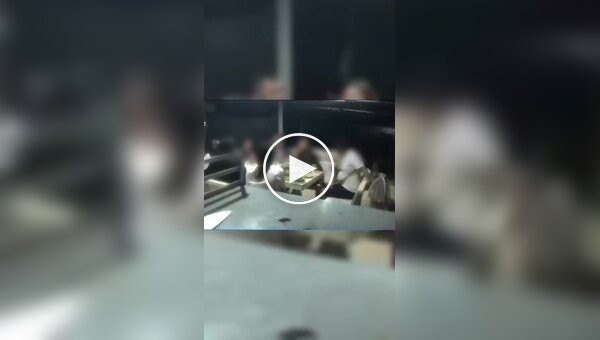 Мужчина протаранил бывшую жену и ее друзей, которые ужинали в кафе