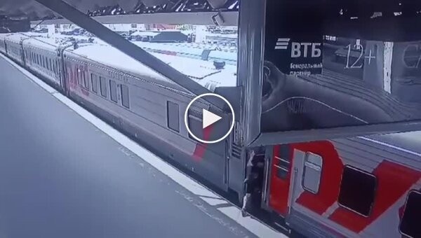 In Russia, a man fell between the platform and the train