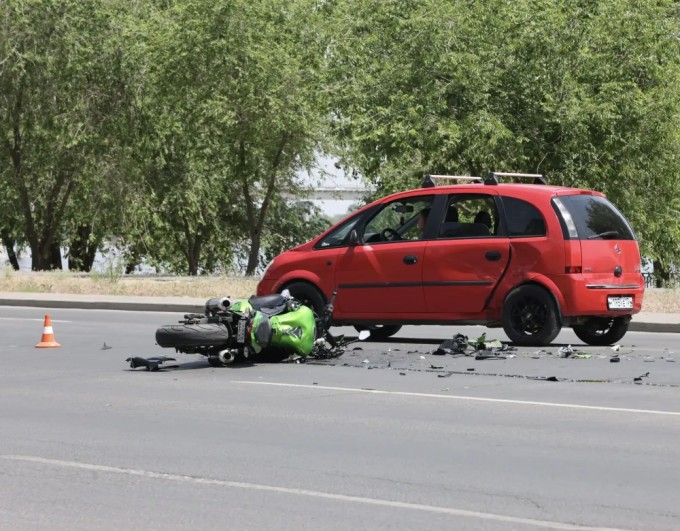 Still, a motorcycle is a very dangerous type of transport, even if the driver follows traffic rules (4 photos + 2 videos)