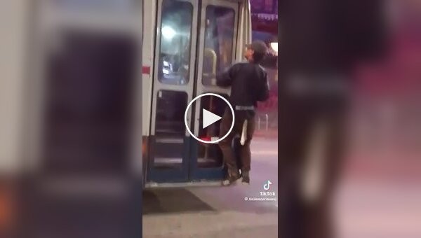Taxi driver unexpectedly intervenes in passenger-driver dispute
