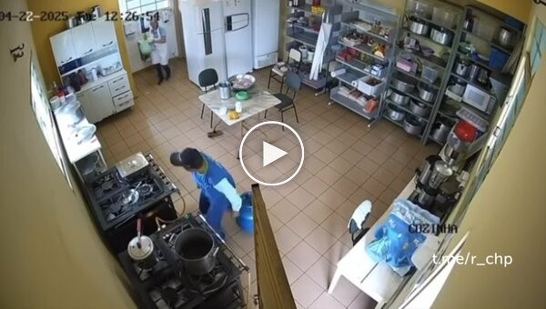 Сотрудник газовой компании попал в больницу после неудачных попыток потушить огонь в школьной столовой