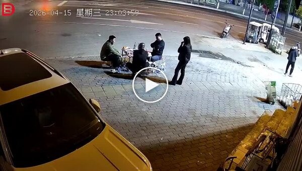 В Китае водитель протаранил людей — он утверждает, что просто «не справился с управлением»