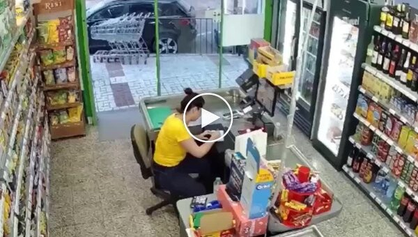 Мигрант в Испании чуть не задушил работницу магазина