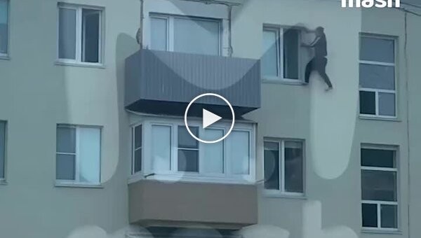 On Sakhalin, employees of the Ministry of Emergency Situations rescued a guy who went out of the window “under the influence of substances”