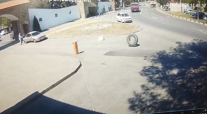 A fallen wheel hit pedestrians (3 photos + 1 video)