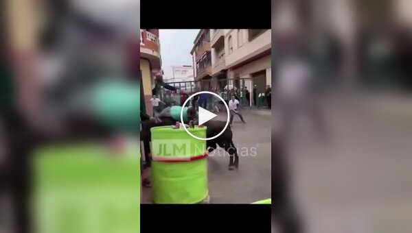 Бык атаковал мужчину на фестивале в Испании