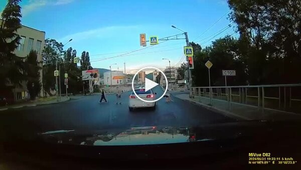 A motorcyclist ignored a traffic light and hit a pedestrian