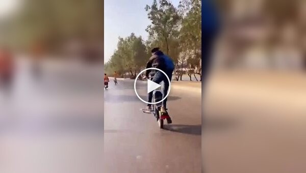 Опасный трюк на мотоцикле закончился падением