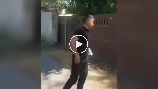 Мальчик попытался повредить забор, но в итоге сам пострадал