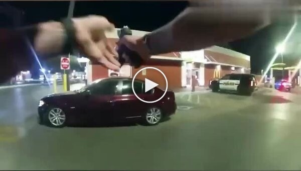 В США полицейский открыл огонь по подростку у McDonald’s после вызова сотрудников заведения