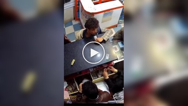 Житель Индии прокусил аккумулятор