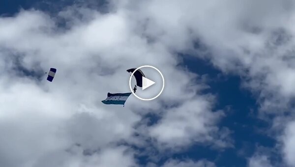 Показательное выступление парашютистов в Гондурасе