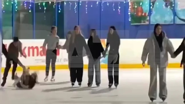 Переехал коньком: 23-летняя девушка получила тяжелые травмы на катке (2 фото + 1 видео)