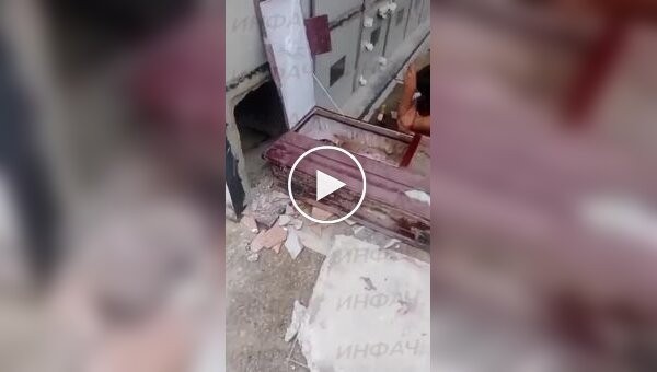 У Колумбії жінка розкопала труну чоловіка, щоб випити з ним пива