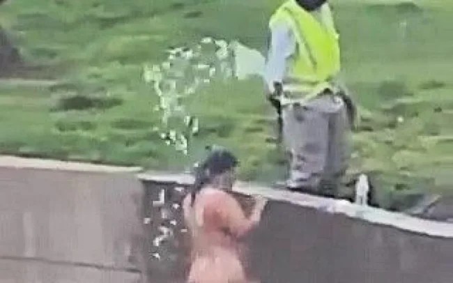 Gardener helps naked woman wash herself right on the street (3 photos)