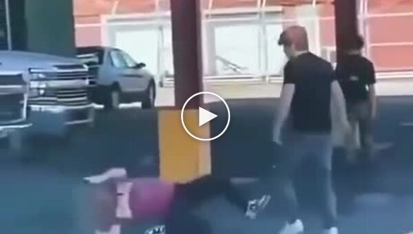 В США дорожный конфликт закончился неожиданным спаррингом прямо на улице