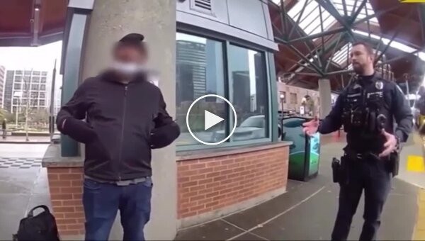 Мужчина напал с ножом на полицейских в США