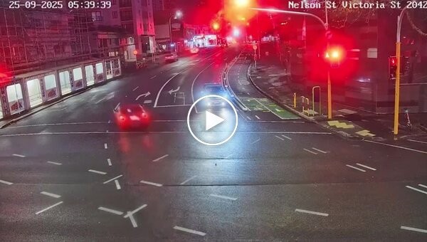 Прилетел в стоящий полицейский автомобиль и в столб