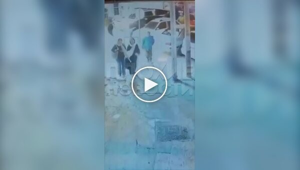 В Иране мужчина с ноги ударил женщину, идущую без хиджаба