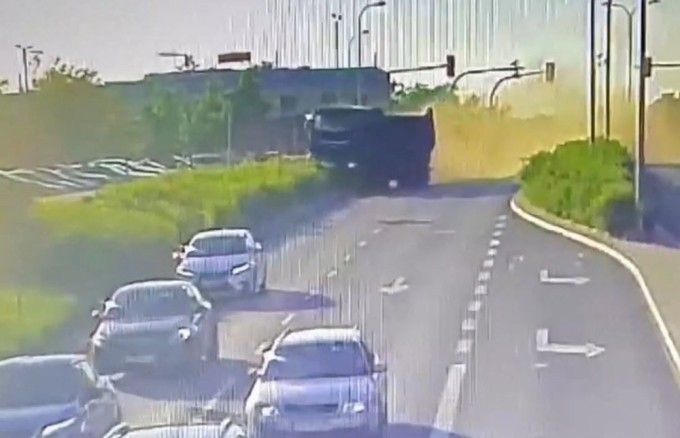 A drunk “professional” destroyed 4 cars and a bus with people (2 photos + 1 video)