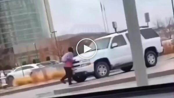 Водитель внедорожника избил пешехода возле здания суда